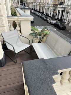 Newly refurbished - Awesome 3 bedroom Notting Hill very central with a balcony - 4