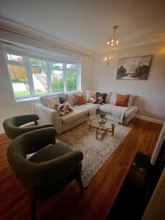 Large Drive Spacious Home - 4 Beds 2 WC- M54 Telford - RAF Cosford- JLR & I54 Business Park all nearby - 4