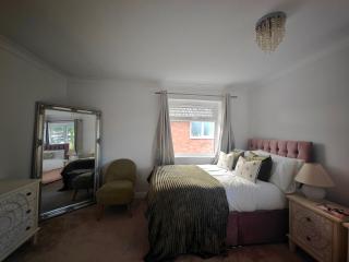 Large Drive Spacious Home - 4 Beds 2 WC- M54 Telford - RAF Cosford- JLR & I54 Business Park all nearby - 2