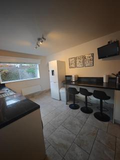 WV7 3 BDR OFF M54 RAF Cosford - Telford - Wolverhampton 4 Beds 2 WC- Fully Equipped Home Perfect for Family Groups & Contractor Groups - Work Longer Stays Available Lower Cost - 5