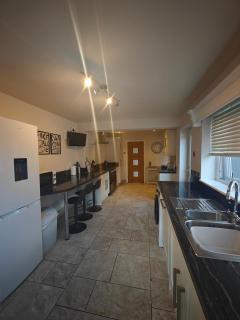 WV7 3 BDR OFF M54 RAF Cosford - Telford - Wolverhampton 4 Beds 2 WC- Fully Equipped Home Perfect for Family Groups & Contractor Groups - Work Longer Stays Available Lower Cost - 8