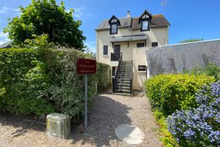 Bright cocoon with garden near the sea - 1