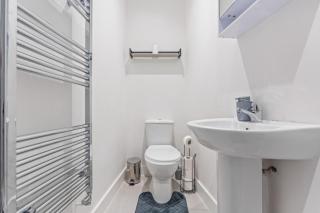 Modern 2 Bedroom Apartment in City Centre Free Parking with Fast WiFi Near Arena - 6