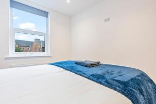 Modern 2 Bedroom Apartment in City Centre Free Parking with Fast WiFi Near Arena - 4