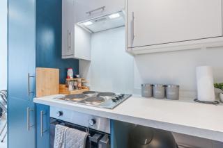 Modern 2 Bedroom Apartment in City Centre Free Parking with Fast WiFi Near Arena - 3