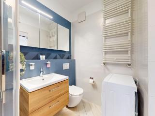 Velvet Sky Apartment Ac Balcony Parking - 3