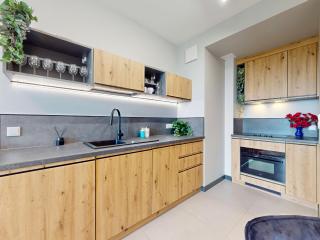 Velvet Sky Apartment Ac Balcony Parking - 6