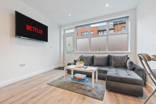 Modern 2 Bedroom Apartment in City Centre Free Parking with Fast WiFi Near Arena - 9