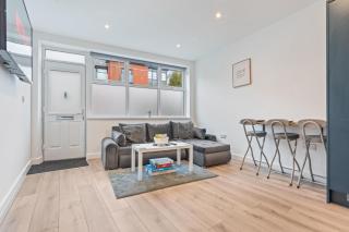 Modern 2 Bedroom Apartment in City Centre Free Parking with Fast WiFi Near Arena - 8