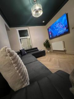 Luxury Center Neath Stay - 7