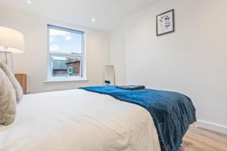 Modern 2 Bedroom Apartment in City Centre Free Parking with Fast WiFi Near Arena - 1