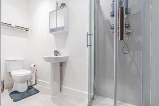 Modern 2 Bedroom Apartment in City Centre Free Parking with Fast WiFi Near Arena - 2