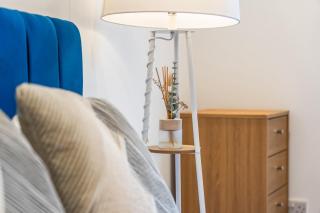 Modern 2 Bedroom Apartment in City Centre Free Parking with Fast WiFi Near Arena - 4