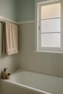 Sunny Lawn Retreat Central Spacious Backyard - 9