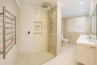 Sunny Lawn Retreat Central Spacious Backyard - 3