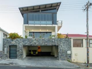 The Lookout - Panoramic 4 Bedroom House with free Wifi and Pool - 0