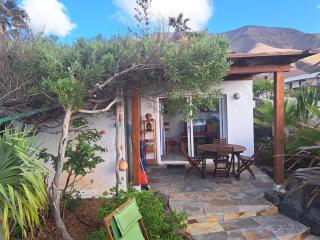 Beautiful small bungalow, amazing views and garden - 2
