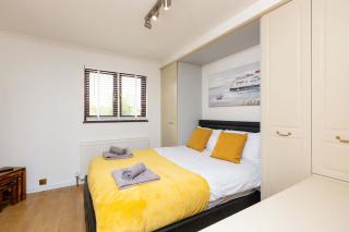 Spacious & Bright 3 Bedroom House in Peterborough - 7