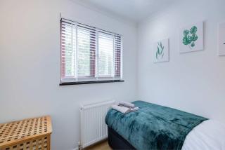 Spacious & Bright 3 Bedroom House in Peterborough - 5