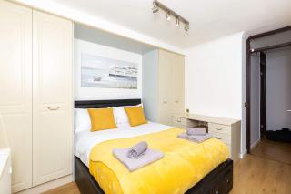 Spacious & Bright 3 Bedroom House in Peterborough - 7