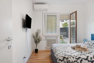 Honey Home With Parking - 1