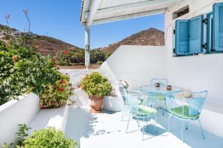 Beachfront Lampis Dolphin 4 - 0