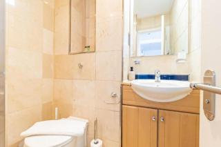 Stylish 2BR Near Hyde Park & Museums, Kensington - 8