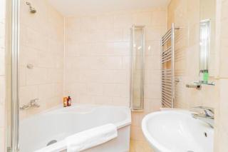 Stylish 2BR Near Hyde Park & Museums, Kensington - 6