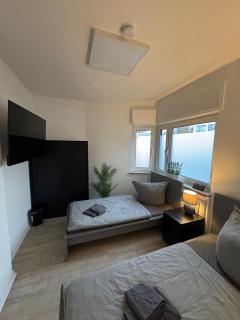 Frankfurter 21 Haus - 2 WE, 2 Küchen, 2 Bäder, 6 SZ, 19 Betten - 0