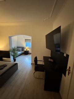 Frankfurter 21 Haus - 2 WE, 2 Küchen, 2 Bäder, 6 SZ, 19 Betten - 6