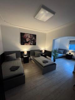 Frankfurter 21 Haus - 2 WE, 2 Küchen, 2 Bäder, 6 SZ, 19 Betten - 4