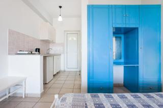 Yiannis Studio 6 - 8