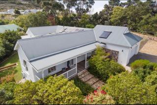 Charming Country Escape with Mountain Views - 0