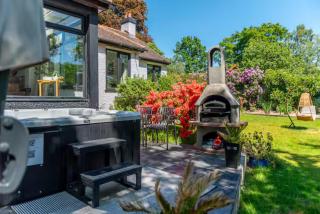 Pass the Keys Acorn Lodge · Luxury Retreat In a Stunning Oasis With Hot Tub - 8