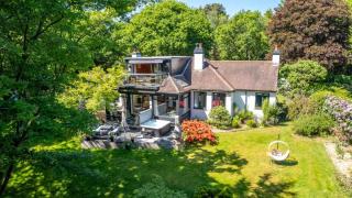 Pass the Keys Acorn Lodge · Luxury Retreat In a Stunning Oasis With Hot Tub - 0