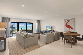 Bayfront 2 Bedroom Condo with Skyline Views - 6