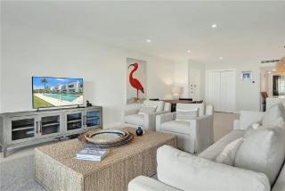 Bayfront 2 Bedroom Condo with Skyline Views - 3