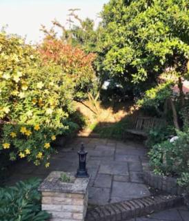 AwayOnBusiness Light Sunny Detached House Garden - 2