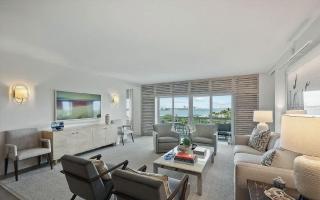 Sophisticated 2 Bedroom Penthouse with Water Views - 0