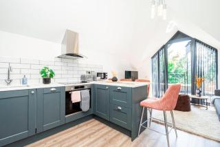 Gorgeous 1-Bedroom Acton Flat with Two Balconies at Acton, Sleeps 4 - 3