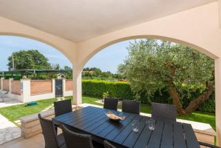 Holiday House Iris with Private Pool - 2