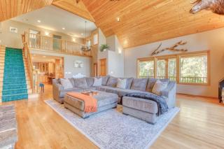 Iron Mountain - Spacious Secluded Lodge with Hot Tub & Game Room - 1