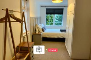 AwayOnBusiness Character Cosy Town House - 7