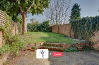 AwayOnBusiness Character Cosy Town House - 6