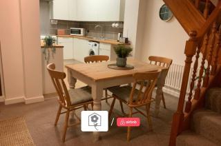 AwayOnBusiness Character Cosy Town House - 5