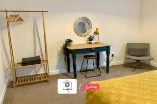 AwayOnBusiness Character Cosy Town House - 4