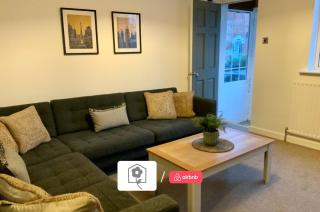 AwayOnBusiness Character Cosy Town House - 2