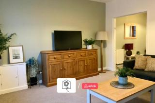 AwayOnBusiness Character Cosy Town House - 1