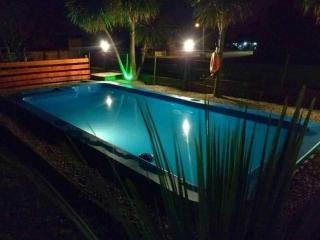 America cabins with a pool facing the sea and the beach - 1