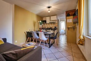 Spacieux Appartement Climatisé avec Terrasse au centre-ville - 1